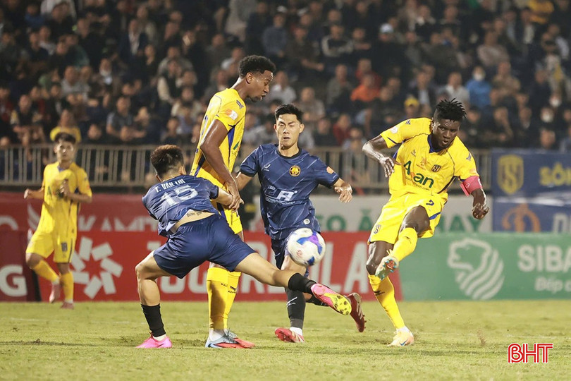 Michael Olaha đơn độc trên hàng công của SLNA. bqbht_br_7-28-1920x1280.jpg
