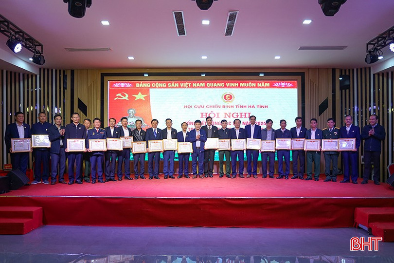 Trao bằng khen của Hội Cựu chiến binh tỉnh cho 21 tập thể, cá nhân có thành tích xuất sắc năm 2024. bqbht_br_aimg-8390.jpg