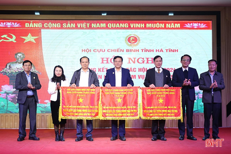 Tại hội nghị, Hội Cựu chiến binh tỉnh và các đại biểu đã trao cờ thi đua của BCH Trung ương Hội Cựu chiến binh Việt Nam cho các đơn vị huyện hội: Hương Khê, Can Lộc và TX Kỳ Anh. bqbht_br_aimg-8386.jpg