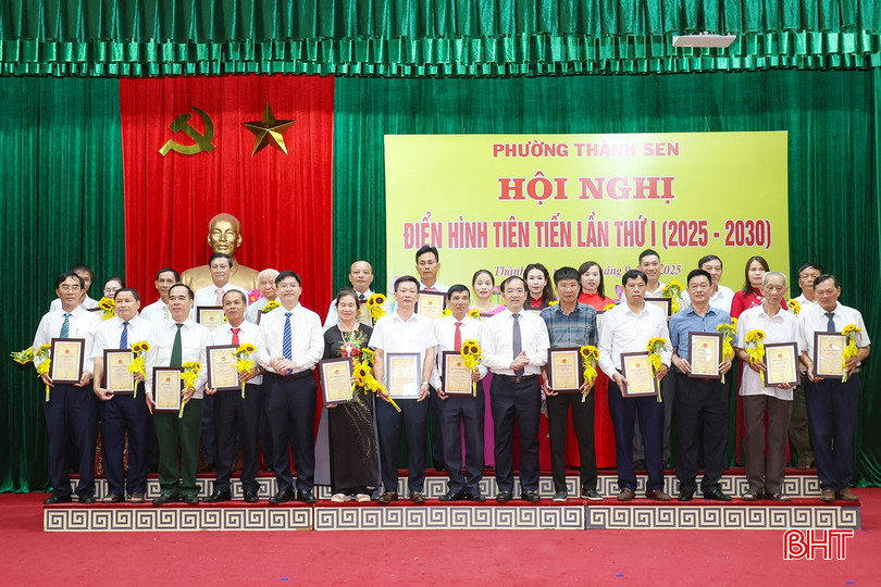 Phường Thành Sen vinh danh 6 hộ gia đình và 44 cá nhân điển hình tiên tiến trong phong trào thi đua yêu nước giai đoạn 2020 - 2025. bqbht_br_aimg-1406.jpg
