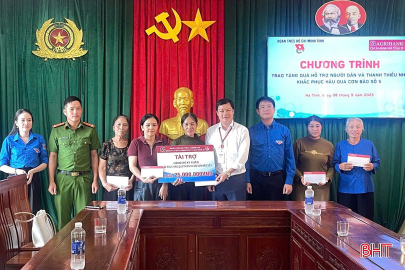 Chiều 8/9, Tỉnh đoàn phối hợp Agribank chi nhánh Hà Tĩnh II tổ chức tặng quà, hỗ trợ các hộ gia đình có hoàn cảnh khó khăn bị ảnh hưởng bởi bão số 5. bqbht_br_z6990101679683-f150ec3c306a39c684f3d4ecc597abf9.jpg