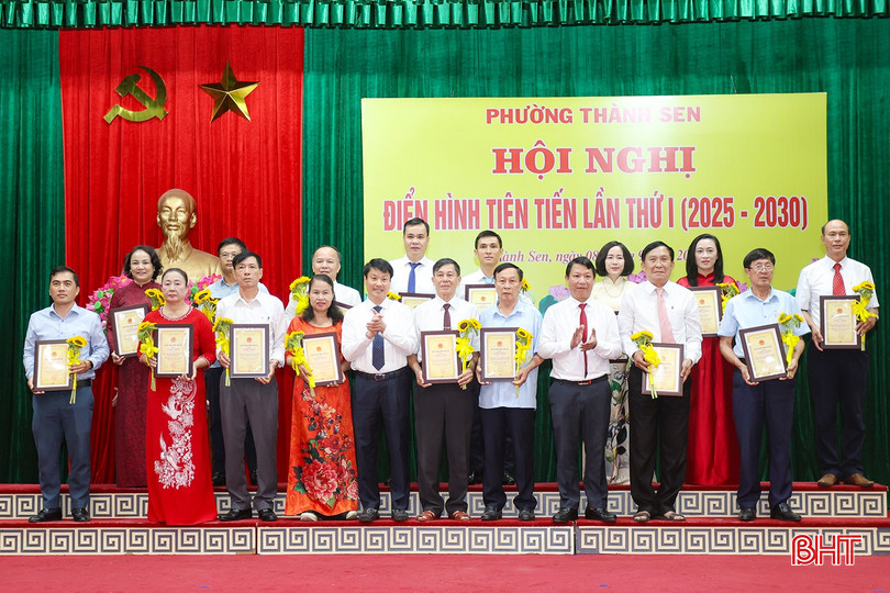 Lãnh đạo Ban Tổ chức Tỉnh ủy và phường Thành Sen trao chứng nhận vinh danh 16 tập thể điển hình tiên tiến trong phong trào thi đua yêu nước giai đoạn 2020 - 2025. bqbht_br_aimg-1393.jpg
