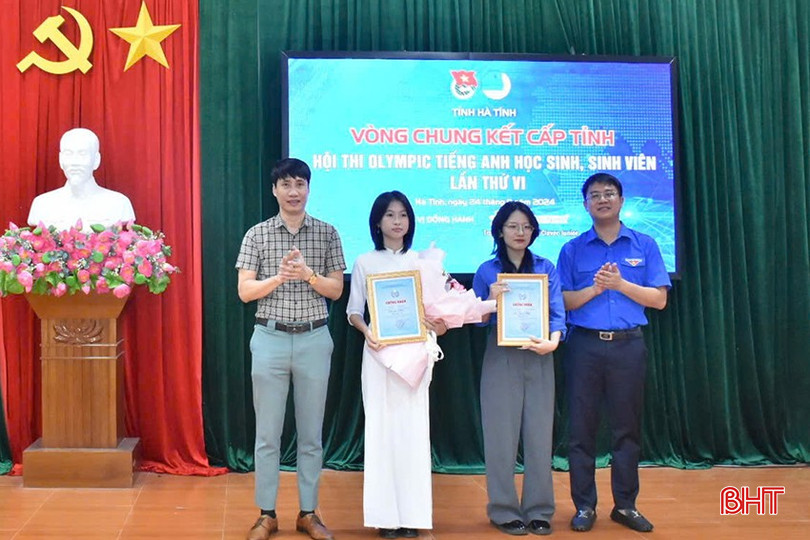 BTC trao 2 giải nhất cho em Võ Hiền Anh (Trường THPT Phan Đình Phùng) và em Nguyễn Hữu Diệu Hương (Trường Đại học Hà Tĩnh)... a4.jpg