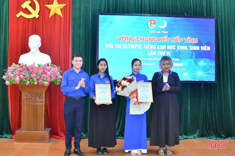 ... trao giải nhì cho em Nguyễn Thị Ngọc Trâm (Trường THPT Thành Sen) và em Lê Thị Diệu Huyền (Trường Đại học Hà Tĩnh)... a5.jpg