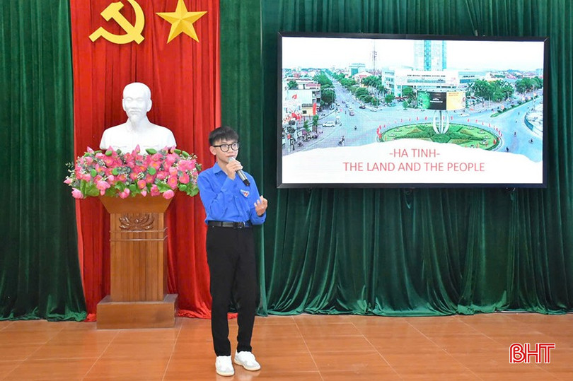 Cuộc thi đã tạo cơ hội để các bạn trẻ thể hiện tình yêu quê hương qua ngôn ngữ tiếng Anh. a2.jpg