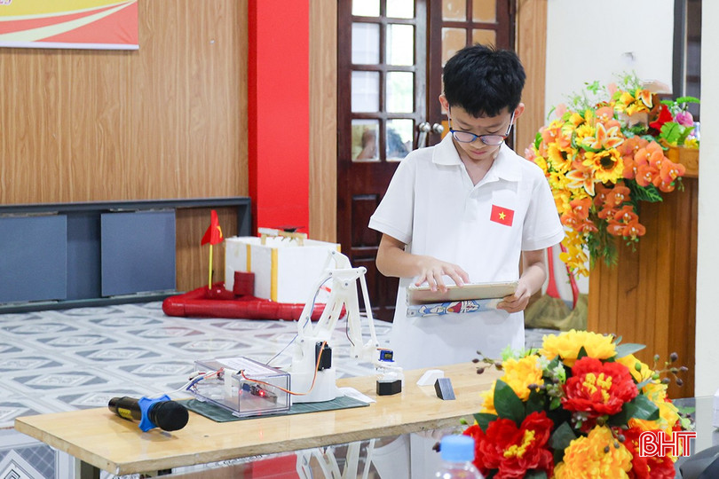 Cuộc thi là sân chơi bổ ích cho các bạn nhỏ đam mê khoa học - kỹ thuật. Trong ảnh: Giải pháp Cánh tay robot mini của học sinh Trường THCS Nam Hà, TP Hà Tĩnh. bqbht_br_aimg-7816.jpg