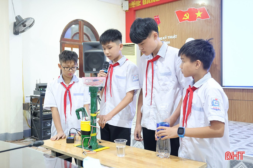 Có 31 giải pháp lọt vào vòng chung kết cuộc thi cấp tỉnh. Trong ảnh: Sản phẩm Cải tiến máy tưới cây tự động của nhóm học sinh Trường THCS Nam Hà, TP Hà Tĩnh. bqbht_br_aimg-7829.jpg