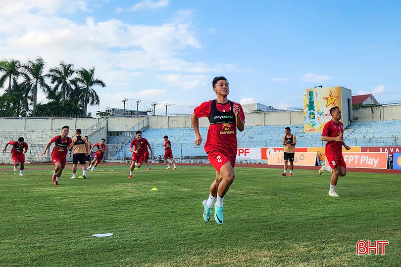 Các cầu thủ Hồng Lĩnh Hà Tĩnh tích cực tập luyện sẵn sàng cho derby xứ Nghệ. az5874492703950_2a6da1ca4bfc588459fae02fd4cf424c.jpg