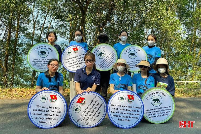Lê Thị Thanh Hoa và các tình nguyện viên CLB ENV Hà Tĩnh tuyên truyền bảo vệ môi trường và động vật hoang dã. 3.jpg