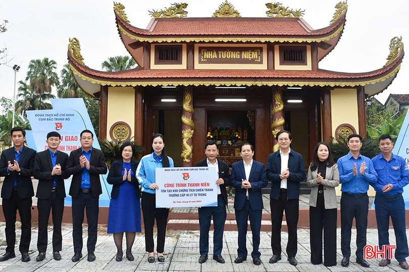Đoàn công tác trao biểu trưng công trình thanh niên “Tôn tạo Khu chứng tích chiến tranh Trường cấp III Lý Tự Trọng”. bqbht_br_az6114951679987-76d93091e78cd08336de59acb4f79976.jpg