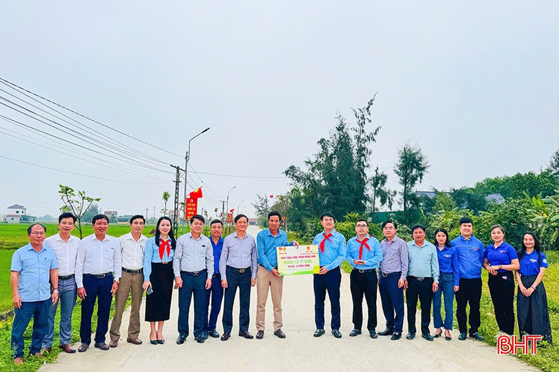 Trao tặng công trình măng non Đường cờ Tổ quốc trị giá 19 triệu đồng. bqbht_br_az6377039009617-d458d92d212022fcac5876232b8a699a.jpg