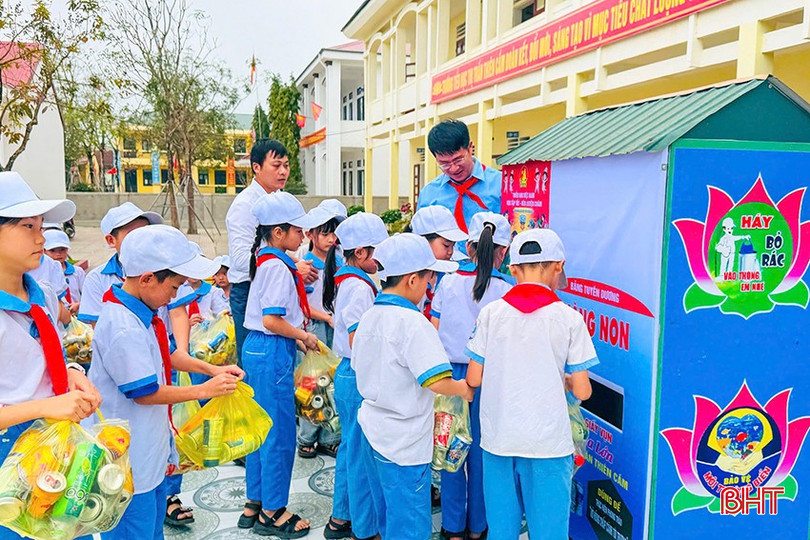 Các em thiếu nhi, đội viên quyên góp phế liệu tại Ngôi nhà xanh của nhà trường. bqbht_br_az6377039012626-82eb4109308c4c51c49c41511735c17c.jpg