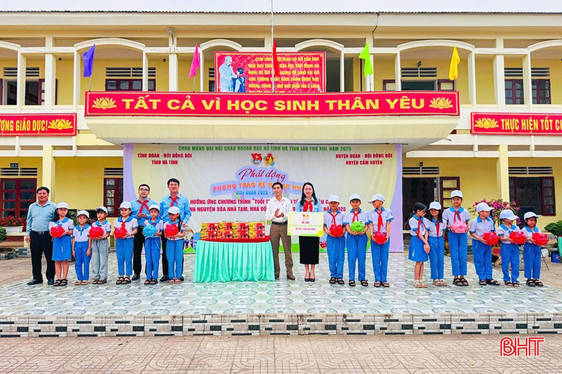 Ban tổ chức trao tặng nhu yếu phẩm cho thiếu nhi gặp hoàn cảnh khó khăn. bqbht_br_az6377038998857-0108274b9070fbe341b8fd585441662f.jpg