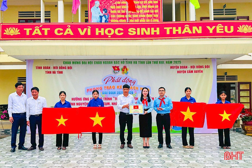 Ban tổ chức chương trình trao tặng cờ Tổ quốc hưởng ứng chương trình “Tuổi trẻ Hà Tĩnh tô thắm màu cờ”. bqbht_br_az6377038991052-86657c355ddc0ec552de309771be2c4a.jpg