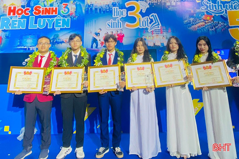 Các "Học sinh 3 tốt" của Hà Tĩnh nhận danh hiệu tại buổi lễ kỷ niệm. bqbht_br_a0e181c04017abd24e46b.jpg