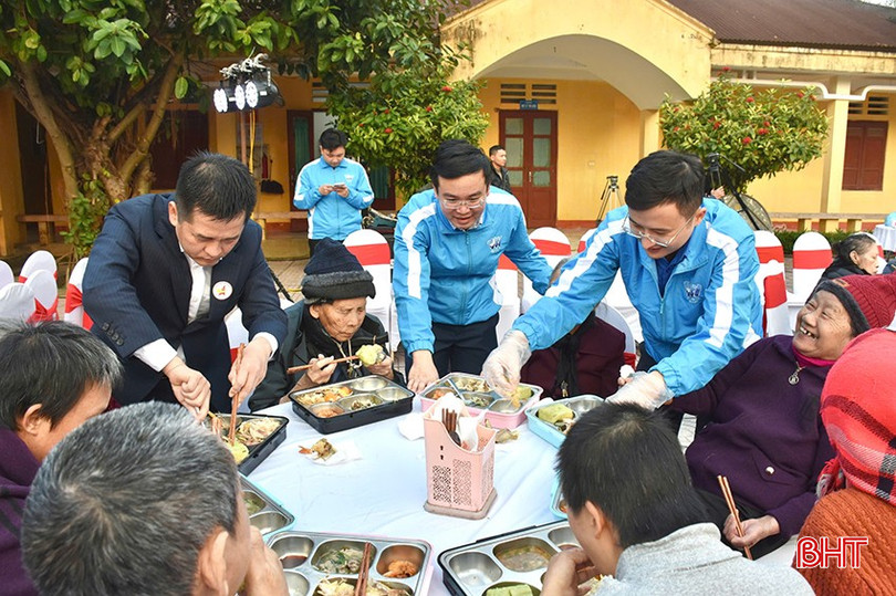 Nhiều đơn vị tổ chức các chương trình văn nghệ, trò chơi truyền thống, tạo không khí rộn ràng, ấm áp đón xuân mới như: “Mừng Đảng - mừng xuân” do Huyện đoàn, Hội LHTN Việt Nam huyện Vũ Quang tổ chức; Xuân ấm áp - Tết sẻ chia do Huyện đoàn Đức Thọ phối hợp tổ chức... Ảnh: Hội Doanh nhân trẻ tỉnh, Tỉnh đoàn, Hội LHTN Việt Nam tỉnh, Đoàn Thanh niên Đài truyền hình Việt Nam phối hợp tổ chức chương trình “Xuân yêu thương - Tết sẻ chia” xuân Ất Tỵ năm 2025 tại Trung tâm Điều dưỡng người có công và bảo trợ xã hội tỉnh.