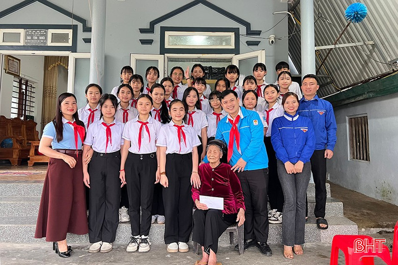 Thiếu nhi TX Kỳ Anh tổ chức hoạt động tri ân Mẹ Việt Nam Anh hùng. bqbht_br_atka.jpg