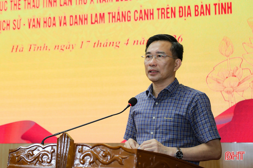 Giám đốc Sở VH-TT&amp;DL Nguyễn Viết Trường trao đổi một số nội dung tại hội nghị.