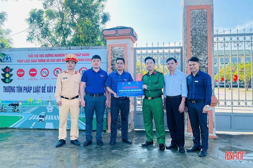 Thị đoàn Hồng Lĩnh phối hợp Công an thị xã ra mắt công trình hệ thống loa tuyên truyền tự động trước cổng các trường học. bqbht_br_img-20241109-060320.jpg