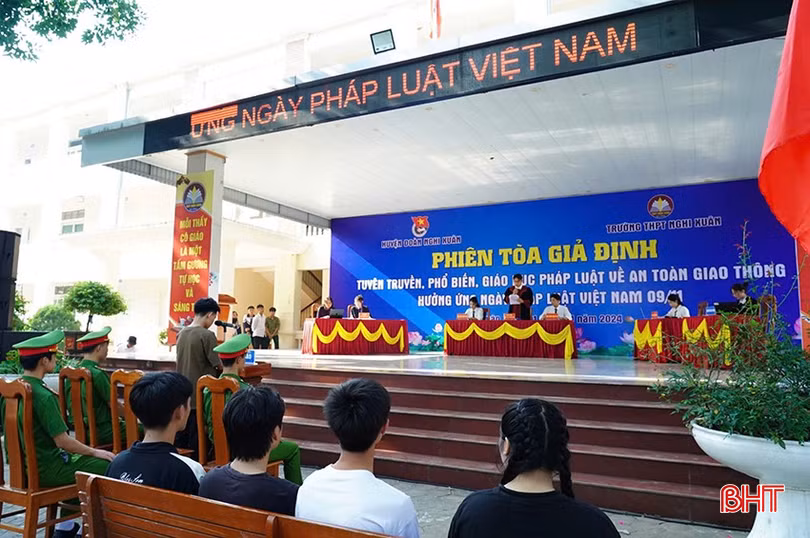 Huyện đoàn Nghi Xuân phối hợp với trường THPT Nghi Xuân tổ chức phiên toà giả định để tuyên truyền, phổ biến, giáo dục pháp luật.