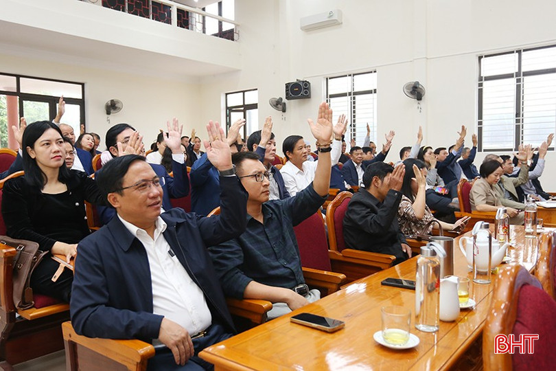 Kết thúc hội nghị, đại biểu đã nhất trí thông qua Nghị quyết Hội nghị lần thứ 3 Ủy ban Mặt trận Tổ quốc Việt Nam tỉnh Hà Tĩnh khóa XV, nhiệm kỳ 2024 - 2029. bqbht_br_aimg-5551.jpg