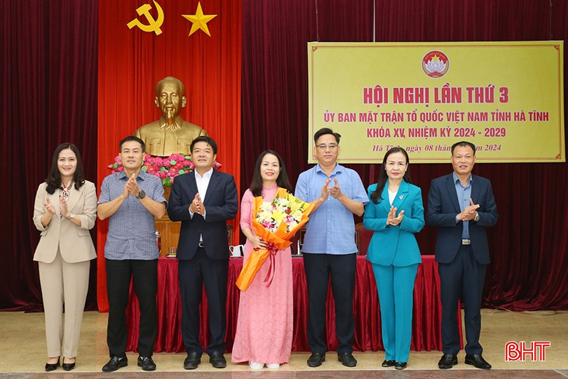 Ban Thường trực Uỷ ban MTTQ tỉnh và đại biểu tặng hoa chúc mừng bà Hà Thị Việt Ánh. bqbht_br_aimg-5556.jpg