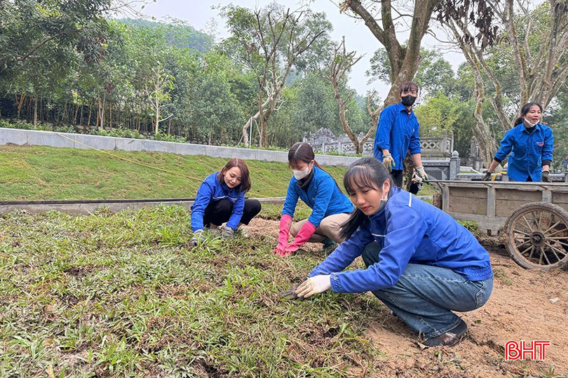 ĐVTN huyện Hương Sơn hỗ trợ chỉnh trang Khu di tích Hải Thượng Lãn Ông Lê Hữu Trác. bqbht_br_ac37537d2-73bf-426c-801a-197f7483751f.jpg