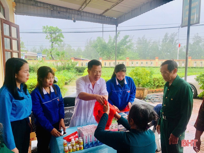 Huyện đoàn Cẩm Xuyên tổ chức khám, cấp phát thuốc miễn phí cho người dân có hoàn cảnh khó khăn. bqbht_br_ed23fcf71907a459fd16.jpg