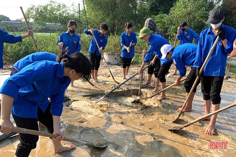 ĐVTN huyện Thạch Hà ra quân xây dựng nông thôn mới. bqbht_br_ac7a532c1dd31606f3920.jpg