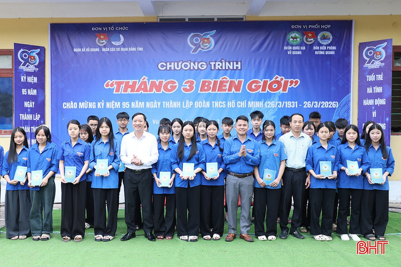 Cũng tại chương trình đã diễn ra lễ kết nạp đoàn viên cho 27 thanh niên ưu tú.