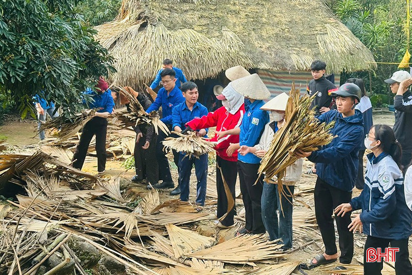 Sau lễ phát động Tháng Thanh niên năm 2025 cấp tỉnh, tuổi trẻ các địa phương ở Hà Tĩnh đã đồng loạt ra quân triển khai nhiều công trình, phần việc ý nghĩa. Ảnh: Tuổi trẻ huyện Kỳ Anh hỗ trợ các gia đình dỡ bỏ nhà tạm, nhà dột nát để xây dựng nhà mới.