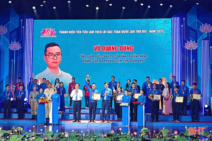 Anh Võ Quang Dũng đón nhận huy hiệu "Thanh niên tiên tiến làm theo lời Bác". Ảnh: NVCC. bqbht_br_a777f65133c198947d008.jpg