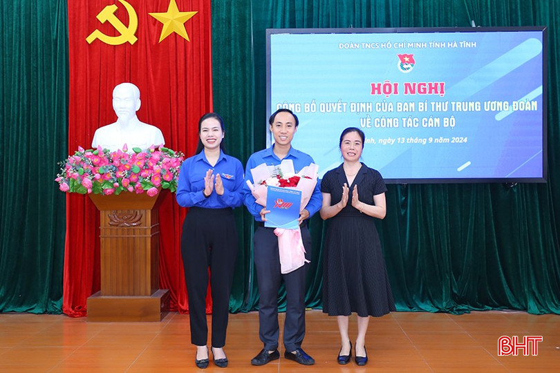 Lãnh đạo Ban Tổ chức Tỉnh ủy, Tỉnh đoàn Hà Tĩnh trao quyết định và tặng hoa chúc mừng đồng chí Từ Tuấn Phương. aIMG_2270.jpg