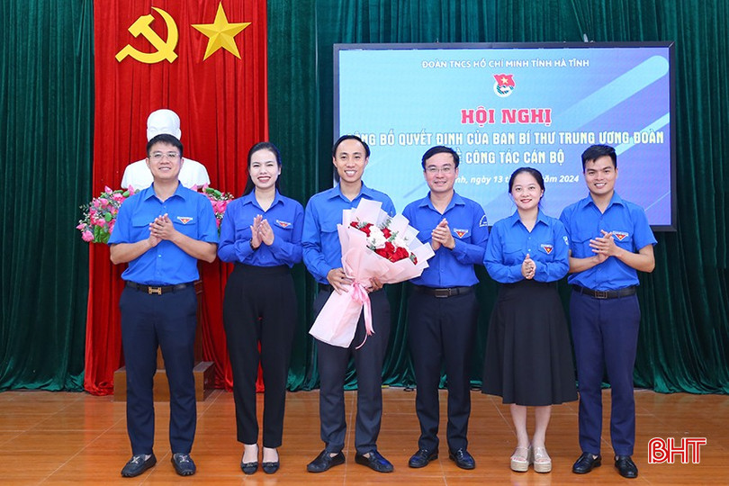 Thường trực, Ban Thường vụ Tỉnh đoàn tặng hoa chúc mừng đồng chí Từ Tuấn Phương. aIMG_2276.jpg