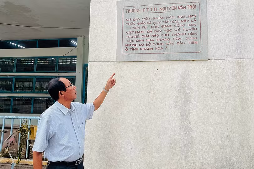 Những dòng chữ ghi lại dấu tích hoạt động cách mạng của đồng chí Hà Huy Tập được khắc ghi tại Trường THPT Nguyễn Văn Trỗi (tiền thân là Trường Tiểu học Pháp - Việt Nha Trang). Ảnh: Baokhanhhoa.vn.