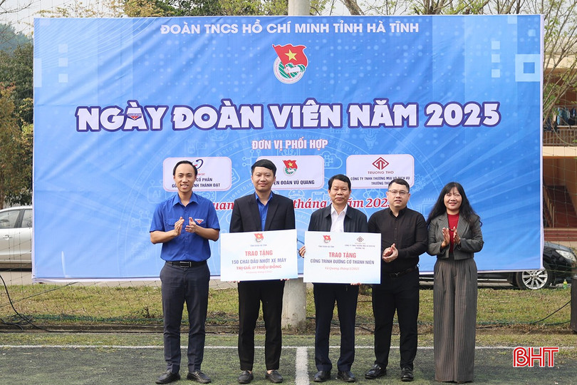 Ban Thường vụ Tỉnh đoàn trao biểu trưng tặng tuyến đường cờ thanh niên và 150 chai dầu nhớt với tổng trị giá gần 17 triệu đồng cho thanh niên công nhân, người lao động tại Công ty CP Gỗ MDF Thanh Thành Đạt và huyện Vũ Quang. bqbht_br_aimg-5980.jpg