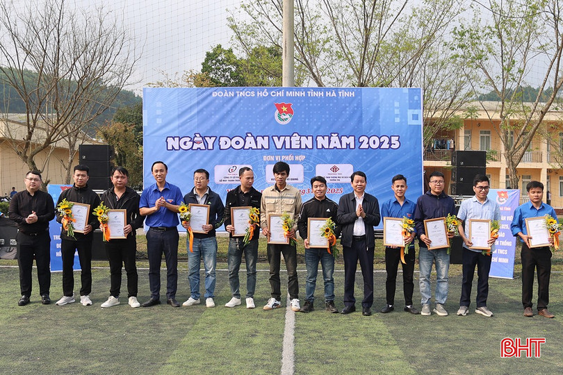 Tỉnh đoàn và lãnh đạo Công ty CP Gỗ MDF Thanh Thành Đạt cũng tổ chức tuyên dương thanh niên công nhân lao động, sản xuất giỏi. bqbht_br_aimg-5993.jpg