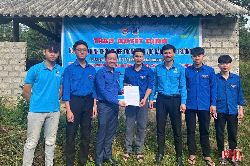 Lãnh đạo Tỉnh đoàn trao quyết định hỗ trợ vay vốn lãi suất ưu đãi cho thanh niên Trần Xuân Hoàng. bqbht_br_as.jpg