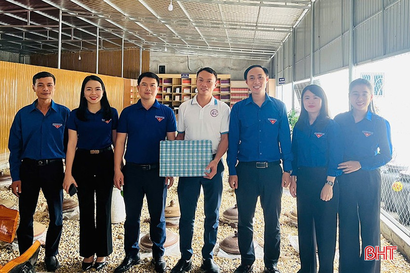 Lãnh đạo Tỉnh đoàn, Huyện đoàn Cẩm Xuyên thăm và động viên mô hình rượu nếp, rượu sim Đạt Thơm Kẻ Gỗ. bqbht_br_adat-thom.jpg