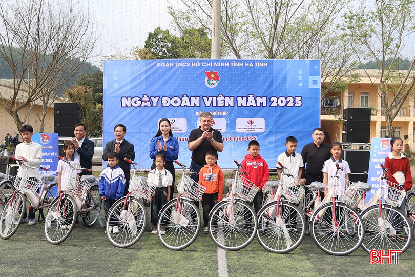 Ban tổ chức trao tặng 15 chiếc xe đạp trị giá 30 triệu đồng cho con em công nhân có kết quả học tập, rèn luyện xuất sắc. bqbht_br_aimg-5985.jpg