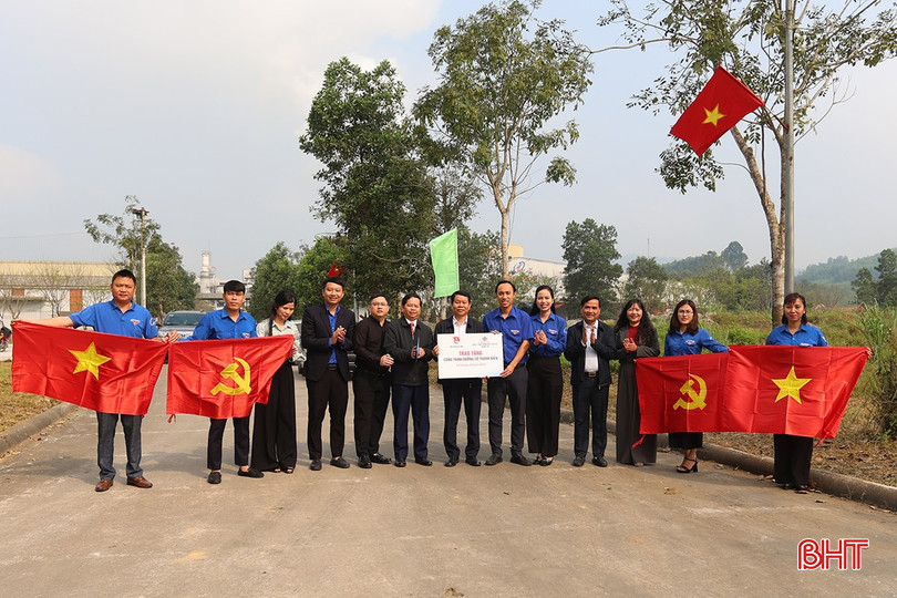 Trao tặng đường cờ thanh niên cho tuổi trẻ huyện Vũ Quang. bqbht_br_aimg-6014.jpg