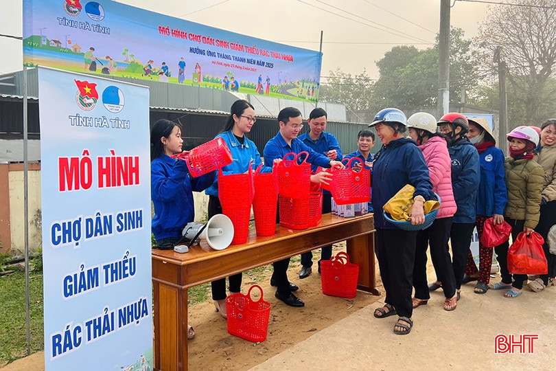 Tỉnh đoàn, Hội LHTN Việt Nam tỉnh triển khai mô hình điểm &quot;Chợ dân sinh giảm thiểu rác thải nhựa&quot; và mô hình &quot;Đổi rác thải nhựa lấy quà&quot; tại xã Hà Linh, huyện Hương Khê.
