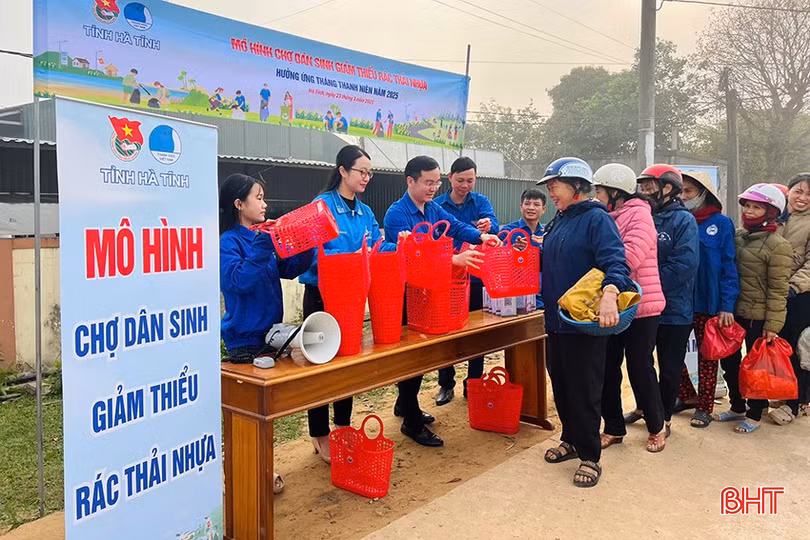 Tỉnh đoàn, Hội LHTN Việt Nam tỉnh triển khai mô hình điểm "Chợ dân sinh giảm thiểu rác thải nhựa" và mô hình "Đổi rác thải nhựa lấy quà" tại xã Hà Linh, huyện Hương Khê.