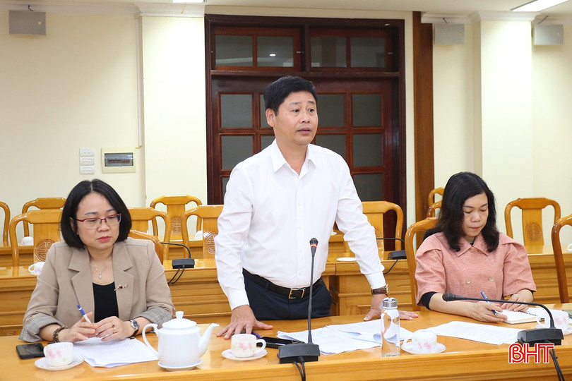 Giám đốc Đài Phát thanh Truyền hình Nghệ An Trần Minh Ngọc đóng góp ý kiến tại cuộc họp. bqbht_br_aimg-5478.jpg