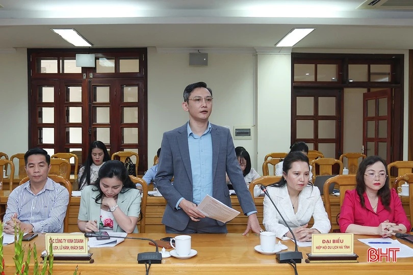 Giám đốc Công ty CP Du lịch quốc tế Đại Việt (TP Hà Tĩnh) Hoàng Minh Mạnh góp ý công tác đón khách và phát triển sản phẩm du lịch.