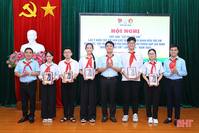 Tỉnh đoàn, Hội đồng Đội tỉnh trao quà cho các đại biểu thiếu nhi. aIMG_2508.jpg