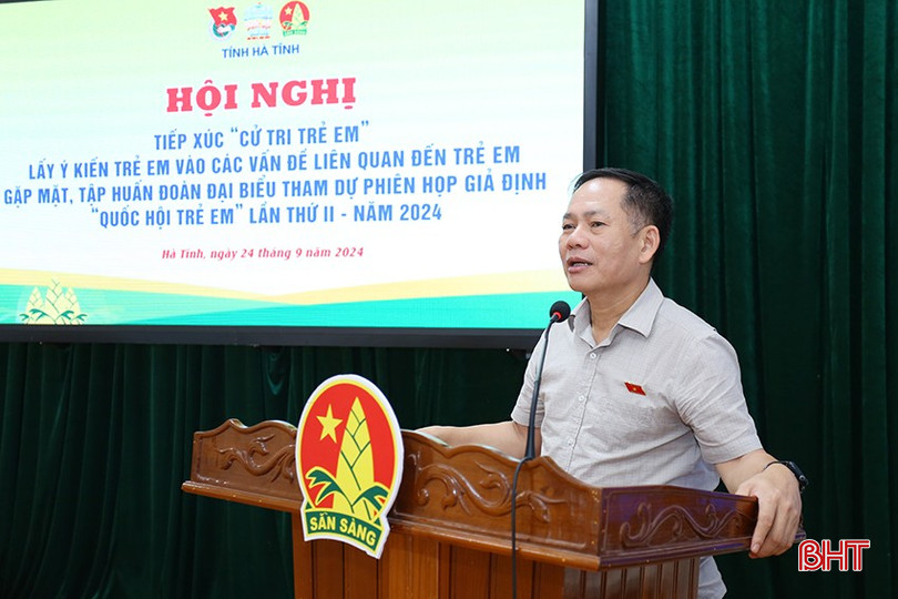 Phó Trưởng đoàn chuyên trách Đoàn ĐBQH tỉnh Trần Đình Gia động viên, căn dặn các cử tri trẻ em; mong muốn các em sẽ tiếp tục có nhiều ý kiến hơn nữa, phản ánh các vấn đề của trẻ em để chuyển tải đến các cơ quan liên quan. aIMG_2497.jpg