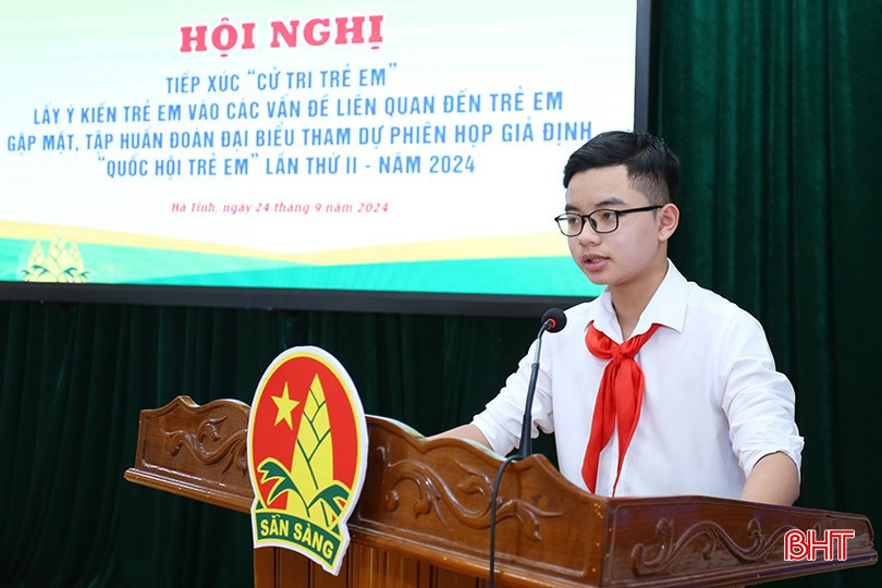 Em Biện Nguyễn Khôi Nguyên (lớp 8A, Trường THCS Cẩm Bình, Cẩm Xuyên) đại diện đoàn đại biểu báo cáo công tác chuẩn bị điều kiện tham gia Phiên họp giả định “Quốc hội trẻ em” năm 2024. aIMG_2473.jpg