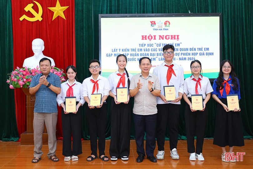 Đoàn ĐBQH tỉnh trao quà động viên các đại biểu thiếu nhi dự phiên họp giả định “Quốc hội trẻ em”. aIMG_2503.jpg