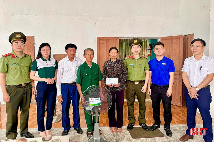 Đoàn trực tiếp thăm hỏi, động viên các gia đình hoàn cảnh khó khăn. bqbht_br_3208c7524a47ff19a656.jpg